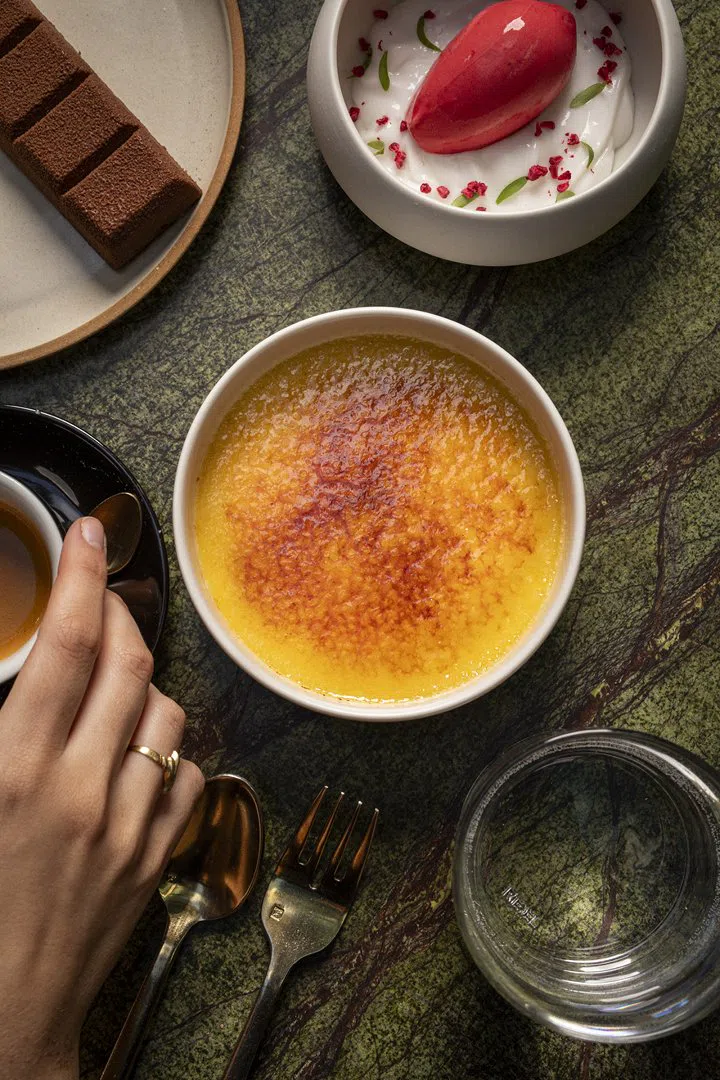 Brunch_ Creme brulee Coco y frambuesa Barra de chocolate(1)